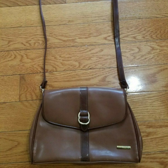 Liz Claiborne Handbags - 💗5/$10 Liz Claiborne Leather Crossbody  Bag